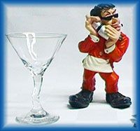 foto bicchiere coppetta martini e statuetta ironica che rappresenta un barman