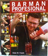 Foto libro di cocktail e lavoro del barman